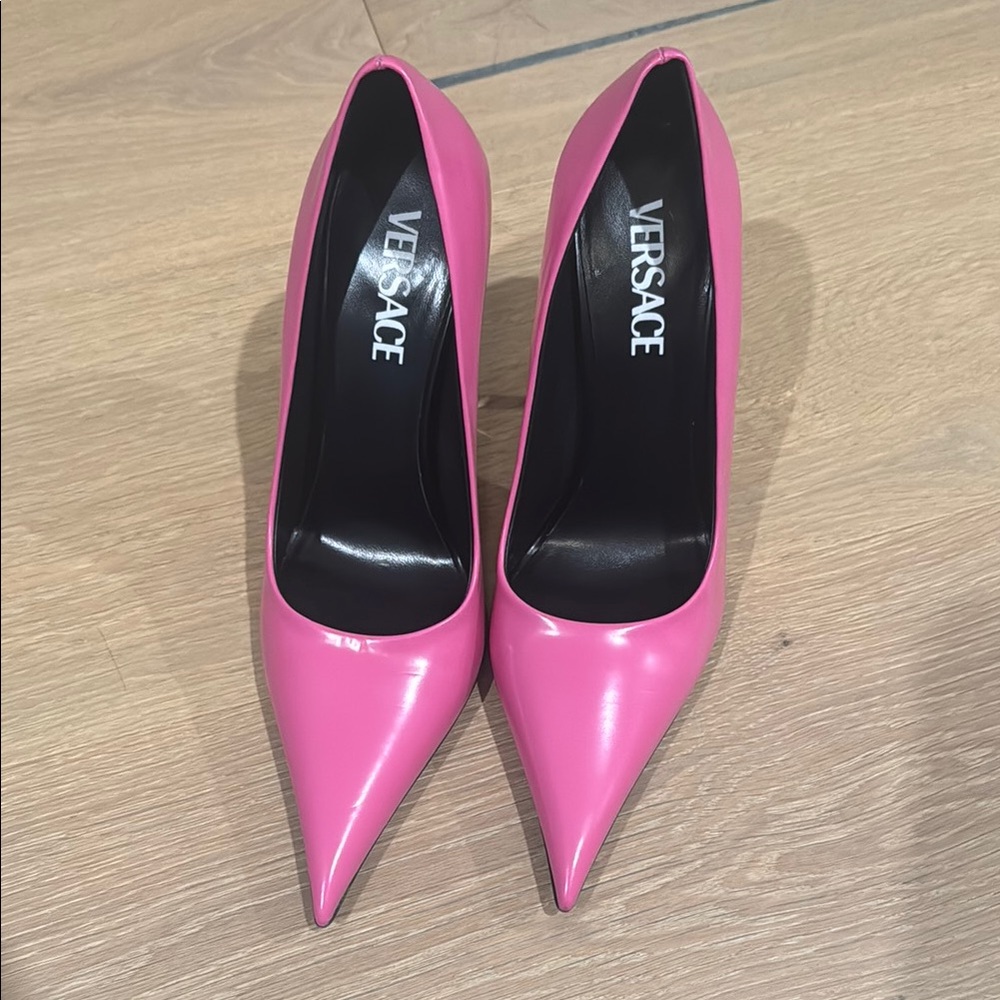 Authentic and brand new Versace Women's Pink Pumps